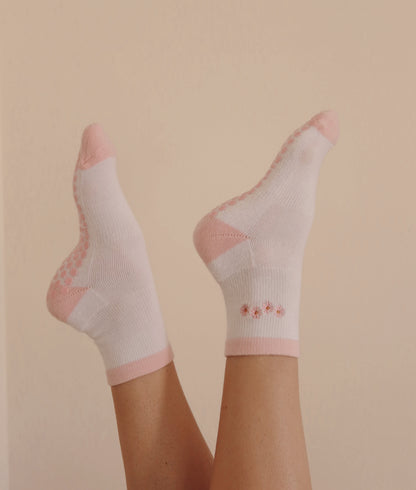 ON THE MOVE BUNDLE: TOTE & GRIP SOCK SET